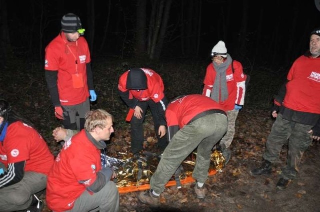 Nocna akcja ratowania ludzi, którzy ucierpieli w wypadku samochodowym