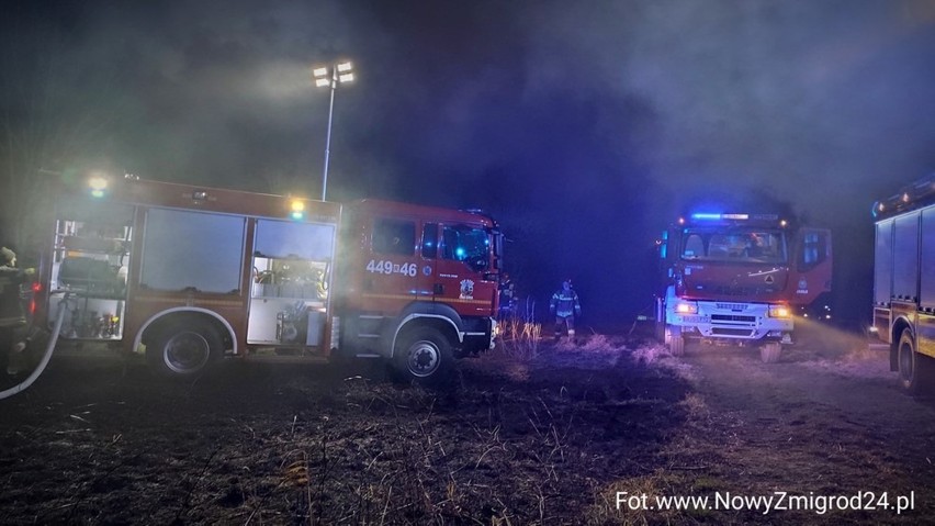 Duży pożar w Gorzycach. Jedenaście zastępów straży pożarnej walczyło z płonącymi balami siana