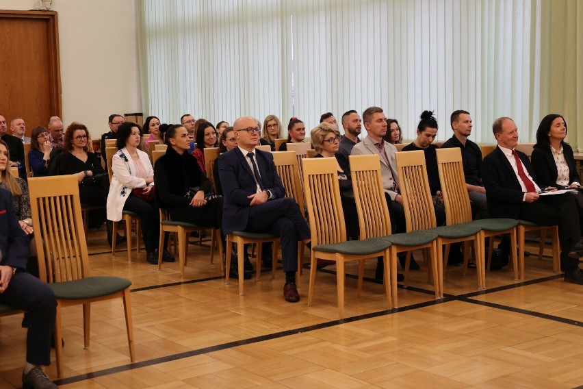 W Opolskim Urzędzie Wojewódzkim wręczono pedagogom awanse na...