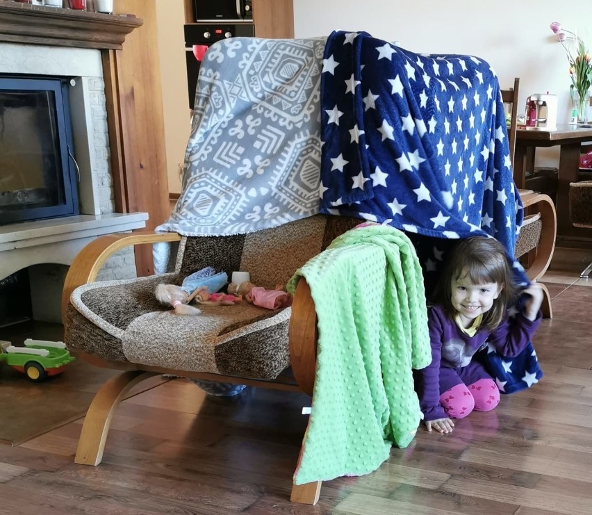 Baza z foteli i koców w wykonaniu 4-letniej Oli