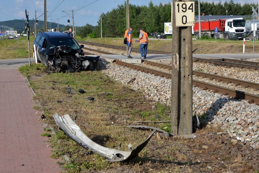 Zderzenie osobówki z pociągiem w Kielcach. Samochód zgasł na przejeździe