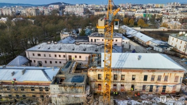 Budowa nowej siedziby Teatru Lalki i Aktora "Kubuś" w Kielcach potrwa dłużej niż  zakładano, ale budynki  mają być gotowe w tym roku. 

Zobacz kolejne zdjęcia