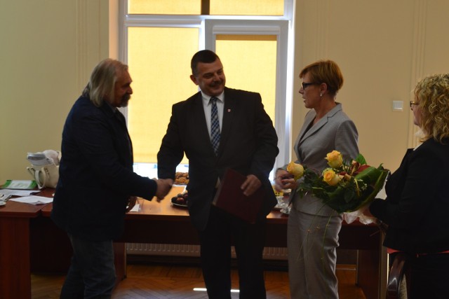 Zbigniew Góralski przyjmuje gratulacje od starosty Wojciecha Cymerysa i przewodniczącej Rady Powiatu Jolanty Szewczun