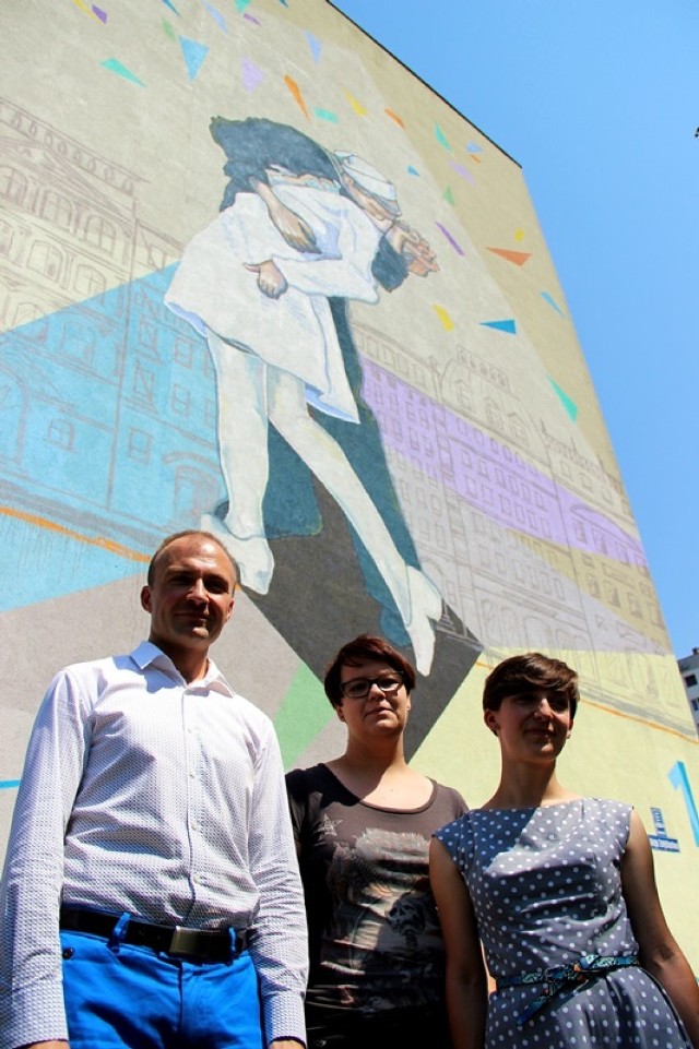 Daniel Piechowski, Aleksandra Kęprowska i Emilia Garska - autorzy pierwszego muralu przy al. Zwycięstwa.