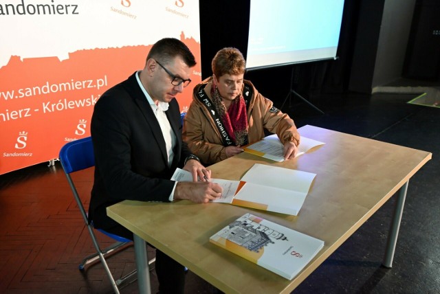W imieniu  Polskiego Czerwonego Krzyża umowę z burmistrzem Marcinem Marcem podpisała Urszula Gach.