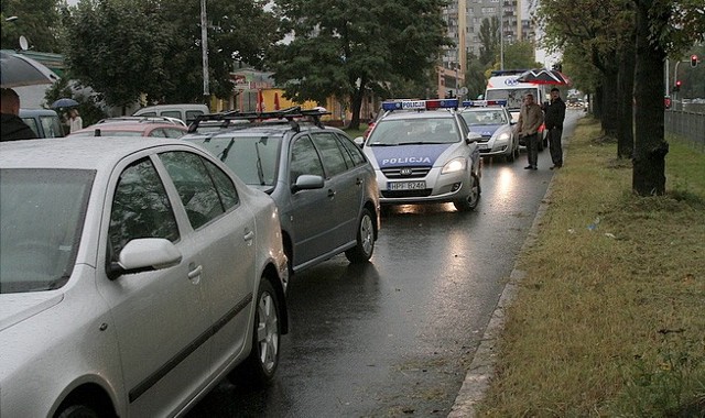 Do pierwszej kolizji doszło ok. godz. 8:30 na ul. Dąbrowskiego w pobliżu skrzyżowania z al. Rydza Śmigłego. Kolejne dwie wydarzyły się niemal w tym samym miejscu. W sumie zderzyło się 8 samochodów. Nikt z uczestników nie odniósł poważnych obrażeń.