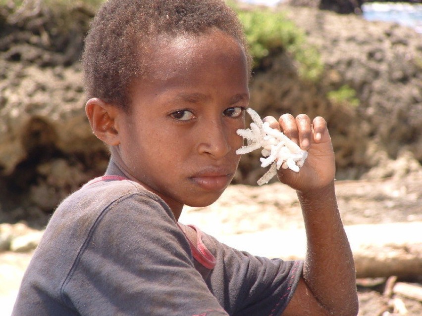Chłopiec z koralowcem, Megiar, wybrzeże