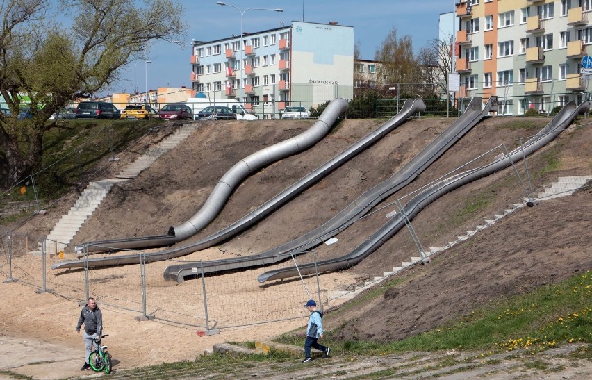 Kompleks czterech stalowych zjeżdżalni zbudowano na Osadzie...