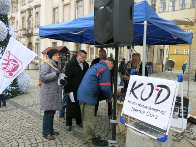 Jelenia Góra: Manifestacja KOD z okazji 35 rocznicy wprowadzenia stanu wojennego.