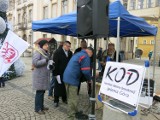 Jelenia Góra: Manifestacja KOD z okazji 35 rocznicy wprowadzenia stanu wojennego ZDJĘCIA, FILM 