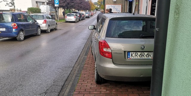 Tak parkują kierowcy w Wadowicach. Na tym zdjęciu skoda, która przez blisko poł dnia blokowała przejście chodnikiem.