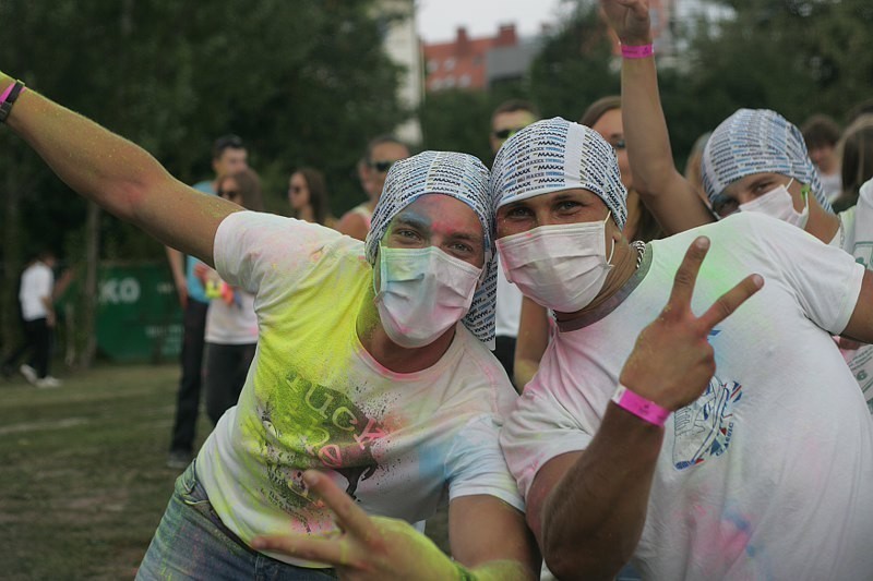 Holi Open Air Poznań - rzucali się kolorowymi farbami!