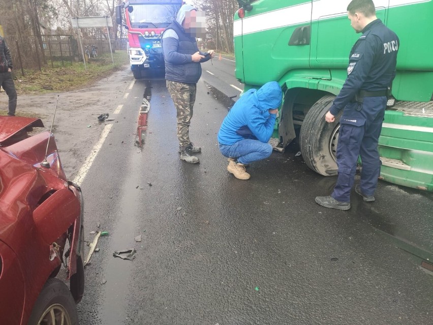 Wypadek na DK 91 między Radomskiem a Piotrkowem. W okolicy Gomunic zderzyły się 4 auta. ZDJĘCIA