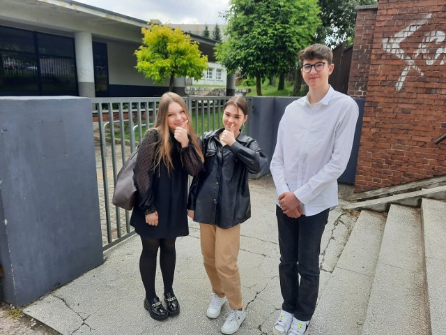 Od prawej: Zachary, Amelia i Maja z uśmiechami wyszli z egzaminu.