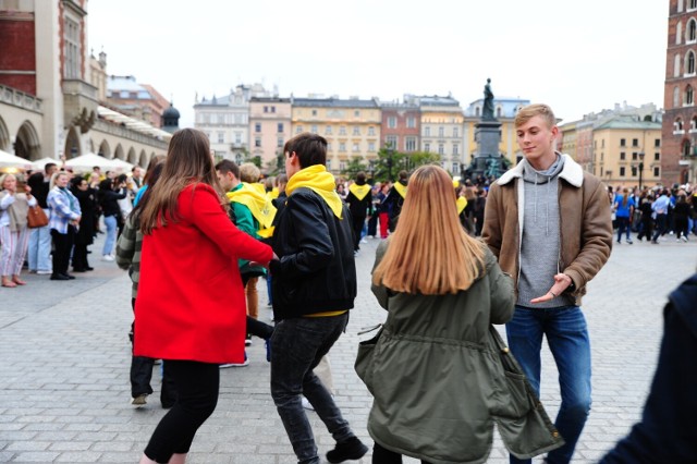 Stypendyści Fundacji "Dzieło Nowego Tysiąclecia" zatańczyli na Rynku Głównym belgijkę