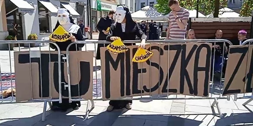 Wadowice. Protest przeciw pedofilii w kościele pod papieską...