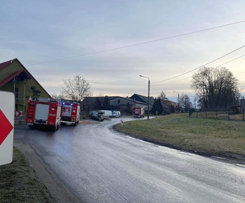 Czołowe zderzenie aut w Kraszkowicach. 1500 zł mandatu dla kierowcy audi FOTO