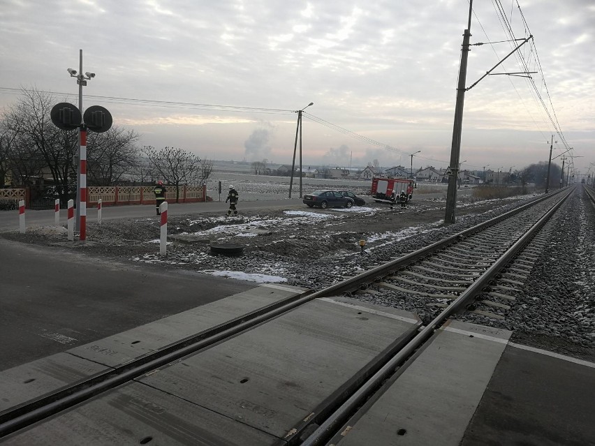 Tragedia na torach. Pociąg pospieszny Gdynia - Katowice śmiertelnie potrącił mężczyznę [zdjęcia]