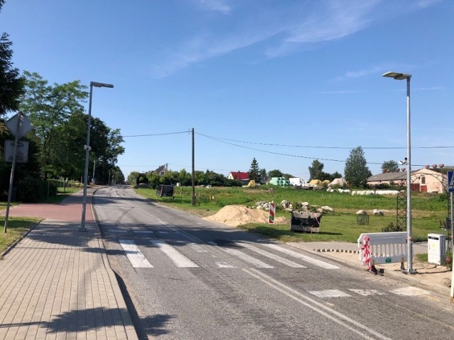 Tym razem modernizowane jest przejście przez drogę wojewódzką nr 205 w Kwasowie łączące niedawno powstałą niedawno ścieżkę pieszo-rowerową i tereny sportowo-rekreacyjne w centrum wsi z chodnikiem po wschodniej stronie drogi.