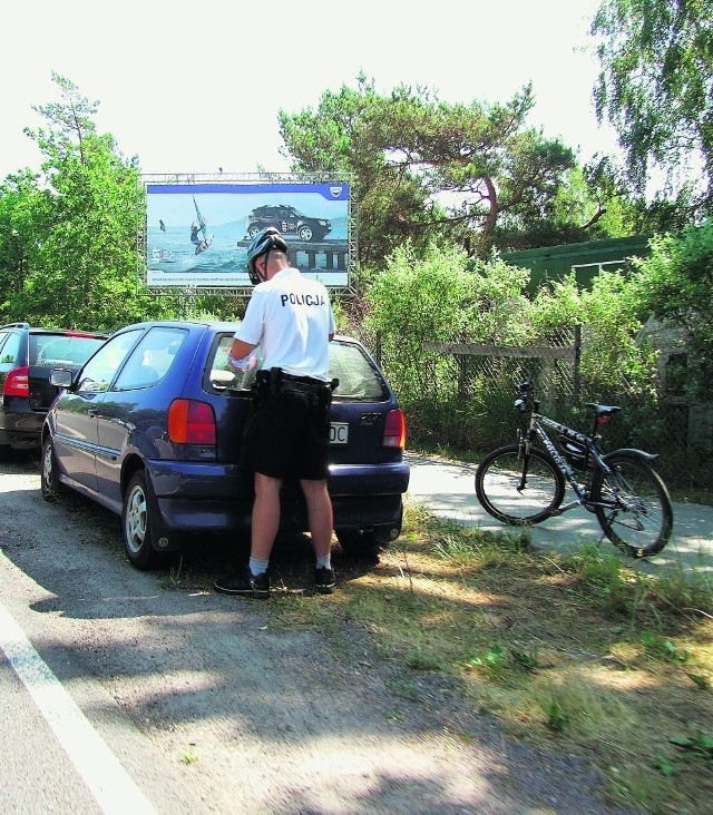 Rowerowy patrol spisuje kierowców na Półwyspie Helskim