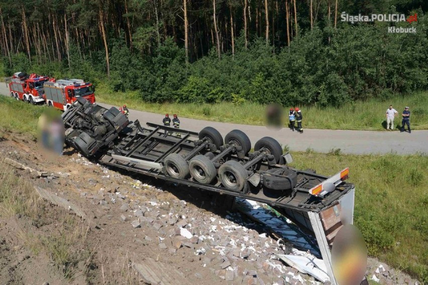 Krzepice: Wypadek na obwodnicy. Ciężarówka spadła ze skarpy 