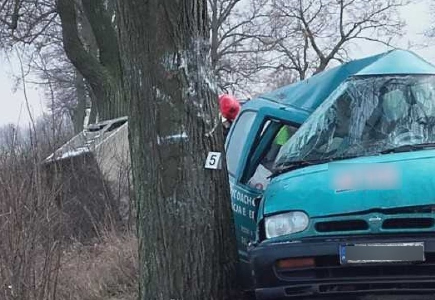 Śmiertelny wypadek w Złotowie [ZDJĘCIA]. Po uderzeniu w drzewo na miejscu zginął pasażer samochodu osobowego