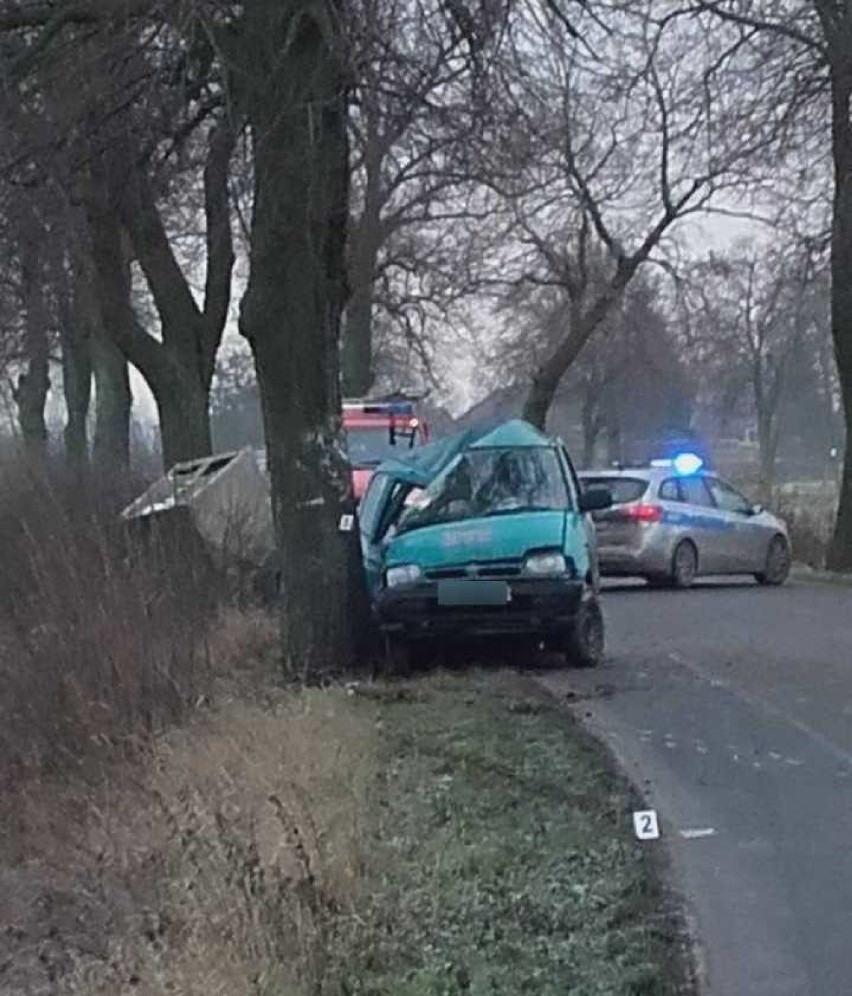Śmiertelny wypadek w Złotowie [ZDJĘCIA]. Po uderzeniu w drzewo na miejscu zginął pasażer samochodu osobowego