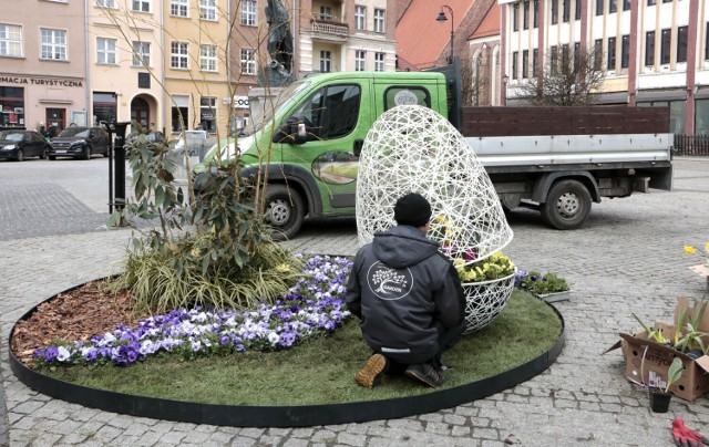 Rynek w Grudziądzu jest przystrojony na Wielkanoc 2023