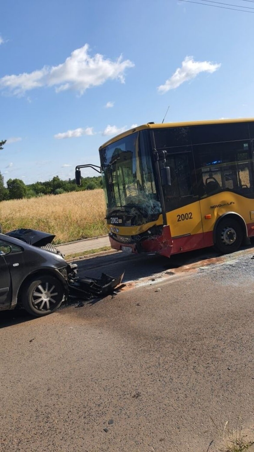 Samochód osobowy zderzył się czołowo z Autobusem MPK Łódź. Ranni przewiezieni do szpitala