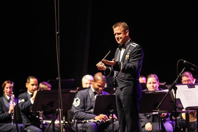 Orkiestra Sił Powietrznych USA rozpoczęła koncert od hymnów...