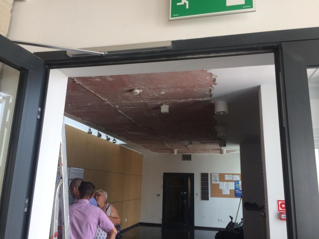 W Ratuszu spadł sufit. Komisja Rewizyjna Rady Miasta Zduńska Wola wnioskuje o zamknięcie części Ratusza