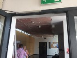 W Ratuszu spadł sufit. Komisja Rewizyjna Rady Miasta Zduńska Wola wnioskuje o zamknięcie części obiektu [FOTO]