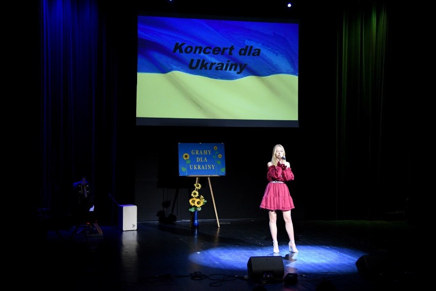 Nowy Sącz. „Odzieżówka” zagrała dla Ukrainy. Uczniowie Zespołu Szkół nr 3 na scenie wspólnie z uchodźcami wojennymi [ZDJĘCIA] 