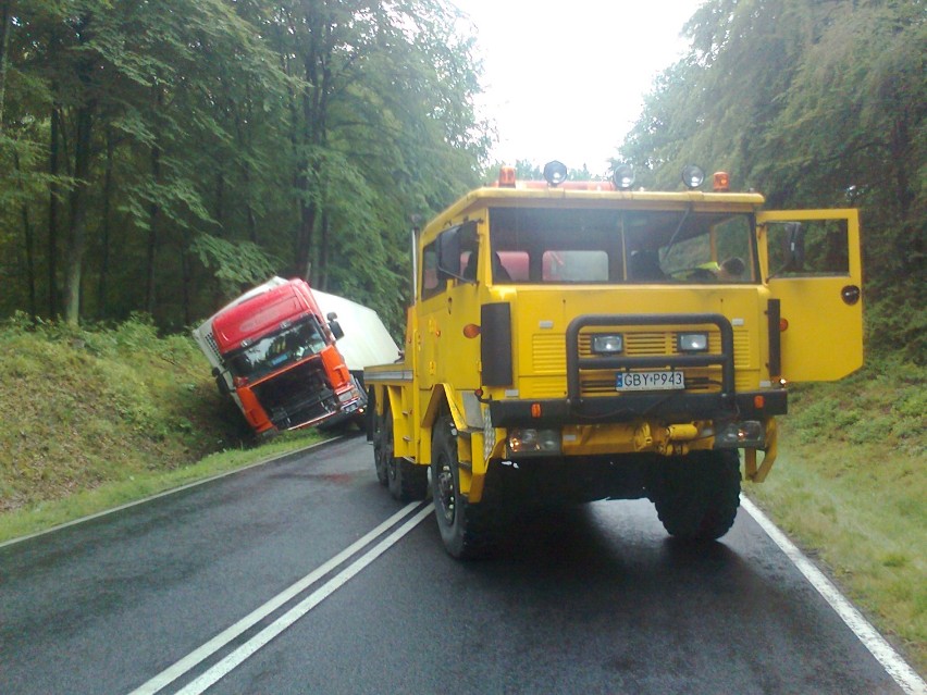 Ciężarówka wjechała do rowu na drodze nr 20