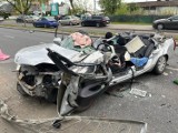 Groźny wypadek w Zegrzu Południowym pod Warszawą. Strażacy rozcinali samochód, by wydostać ranną pasażerkę