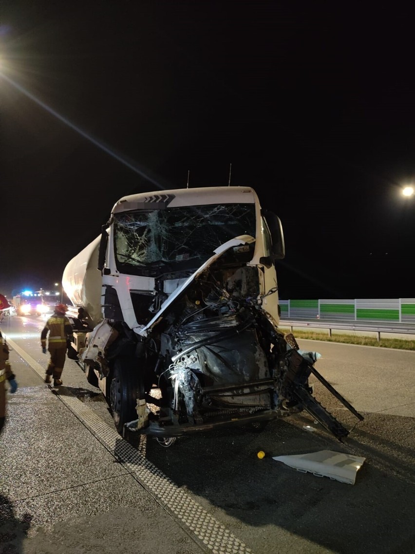 Wypadek na autostradzie A1 w okolicach Kamieńska. Zderzyły się dwie ciężarówki. ZDJĘCIA