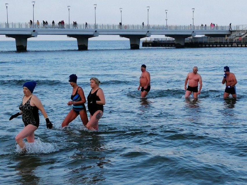 Niedzielne morsowanie w Kołobrzegu, czyli endorfiny z lodowatej wody (fotoreportaż)