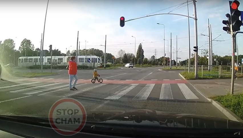 Mrożące krew w żyłach nagranie z Gdańska! Mały chłopiec prawie wjechał rowerem pod tramwaj