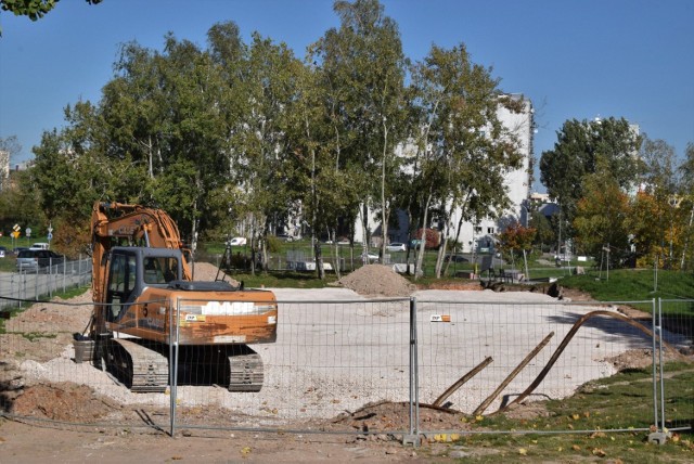 Pełną parą idą prace przy rozbudowie skateparku przy ulicy Krakowskiej i Pakosz koło Kadzielni w Kielcach. Z nowych urządzeń mieszkańcy będą mogli korzystać na mikołaj 6 grudnia.