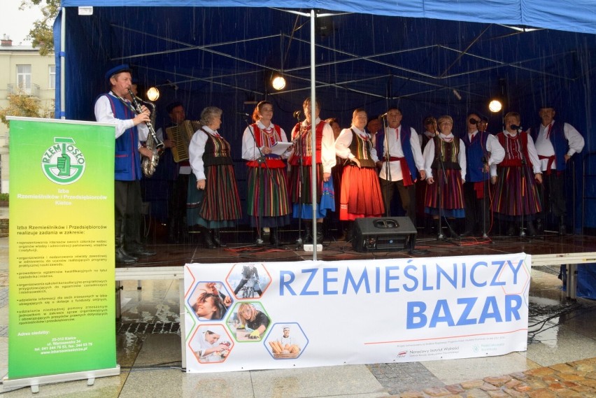 Drugi Rzemieślniczy Bazar na kieleckim Rynku. Wystawa i degustacja wyrobów oraz pokazy barberskie i fryzjerskie. Zobacz zdjęcia