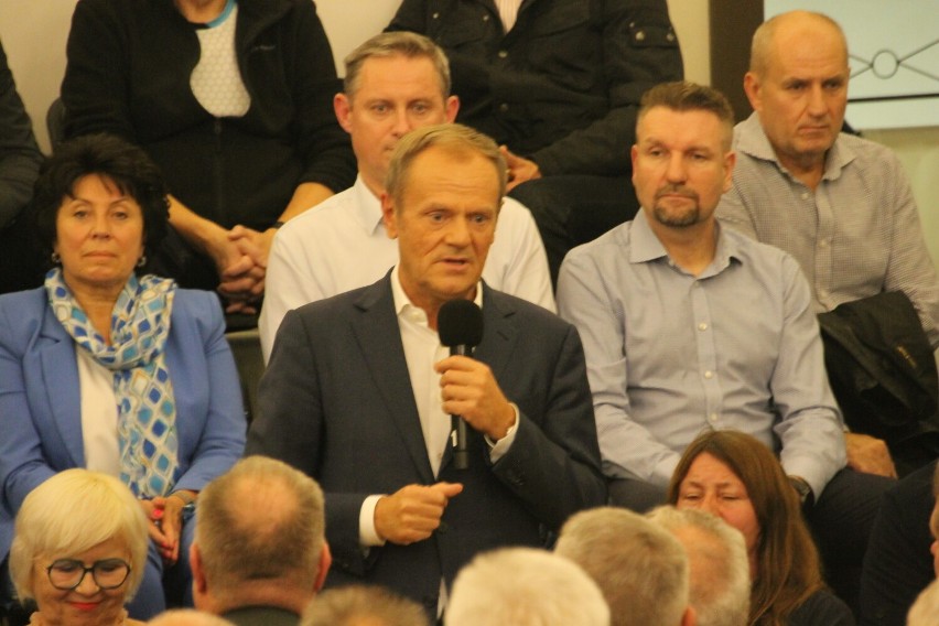 Donald Tusk w Ostrowie: Oni wiedzą, że już, że przegrali. Tylko myślą, że mimo przegranej nie dadzą się oderwać od koryta [ZDJĘCIA]