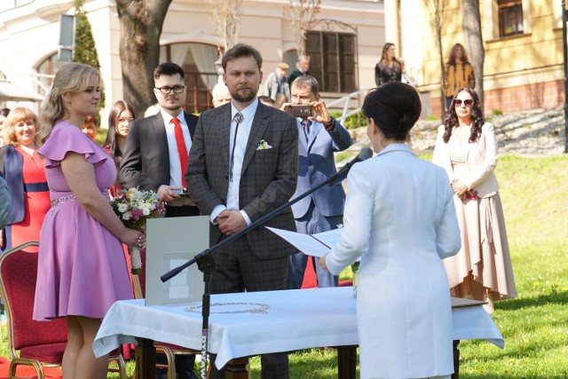 "Para młoda wyglądała przepięknie, a ceremonia była bardzo wzruszająca" - napisała po udzielonym ślubie, prezydent Anna Hetman.