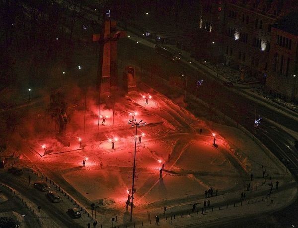 Poznańscy kibice w grudniu włączyli się do obchodów 92. rocznicy wybuchu Powstania Wielkopolskiego odpalając kilkaset rac świetlnych w różnych częściach miasta