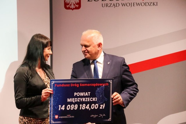 Kwota, którą udało się zdobyć z funduszu, to połowa kosztów inwestycji. A ta - przypomnijmy - zakłada przebudowę istniejącego odcinka drogi powiatowej oraz budowę nowego fragmentu obwodnicy, w tym wiaduktu nad drogą gminną, w celu połączenia węzła autostradowego Trzciel z DK 92.