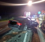 Wypadek w Nowej Wsi. W nocy na odcinku DK75 doszło do zderzenia busa i samochodu osobowego marki BMW. Były utrudnienia 