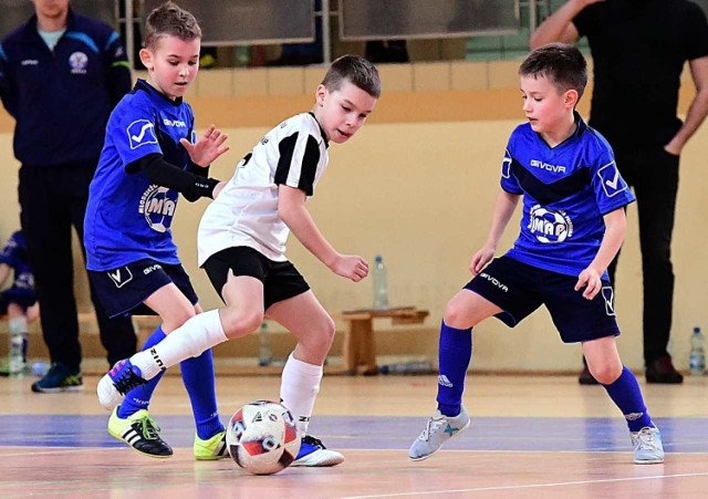 Młodzi piłkarze zainaugurowali walkę o halowe mistrzostwo województwa.