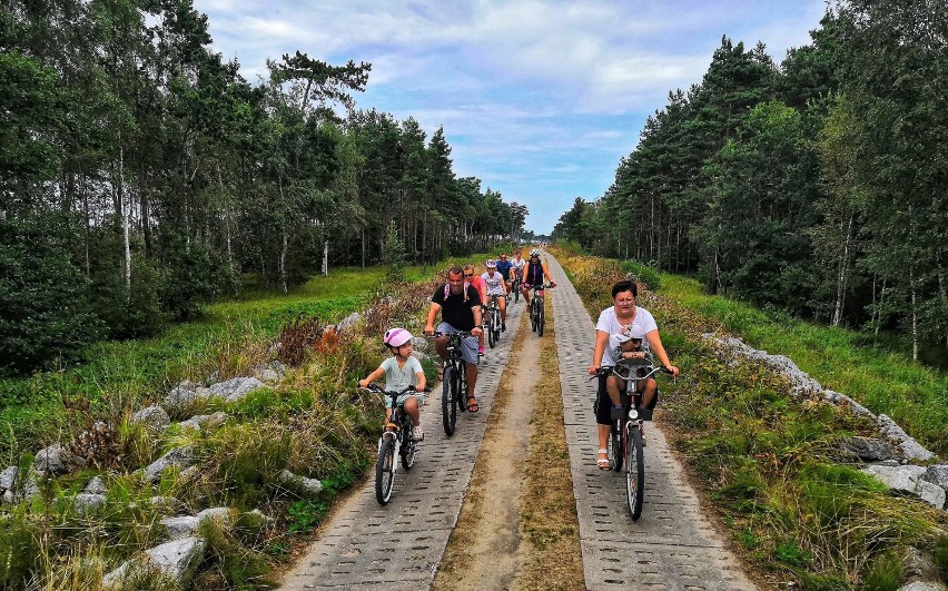 Kilkanaście osób wybrało się rowerem na rajd głównie po gminie Darłowo [ZDJĘCIA]