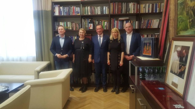 Dziś w Urzędzie Marszałkowskim w Toruniu doszło do spotkania, w którym udział wzięli: marszałek Piotr Całbecki, senator Krzysztof Brejza, poseł Magdalena Łośko, Elżbieta Piniewska - przewodnicząca sejmiku, Przemysław Dąbrowski - dyrektor ZDW, Mirosław Graczyk - dyrektor departamentu infrastruktury drogowej Urzędu Marszałkowskiego, burmistrz Pakości Zygmunt Groń oraz wiceburmistrz Szymon Łepski.