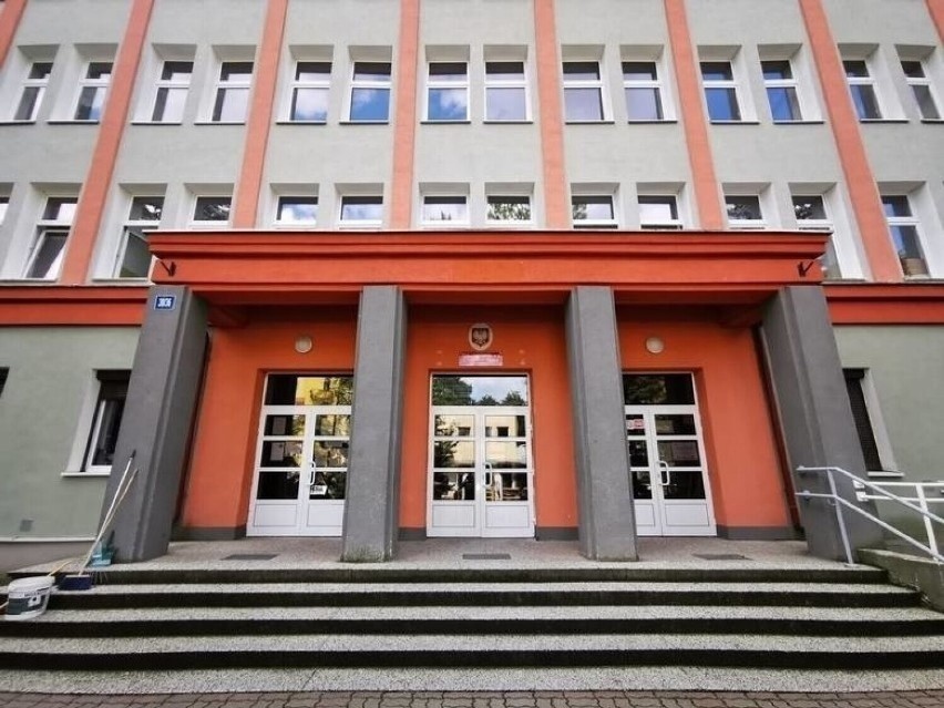 Emerytowana księgowa szkoły przy ul. Bażyńskich w Toruniu...