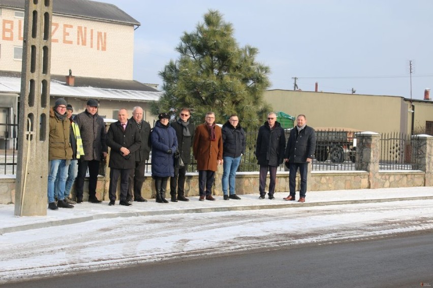Nowy chodnik w prezencie otrzymali przed świętami mieszkańcy Burzenina. Inwestycję współfinansowali gm. Burzenin i powiat sieradzki ZDJĘCIA